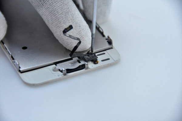 Trennen Sie das flexible Kabel der Home-Taste