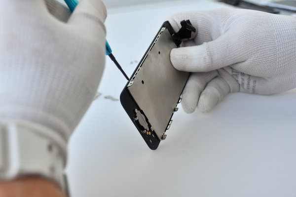 Entfernen der seitlichen Schrauben an der Frontplatte