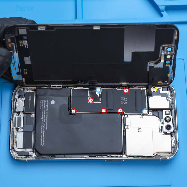 Entfernen der Abdeckung des Displays und des Akkuanschlusses