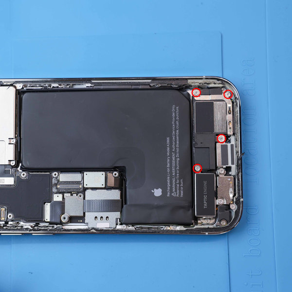 Lösen Sie die Lautsprecherschrauben und entfernen Sie den Lautsprecher