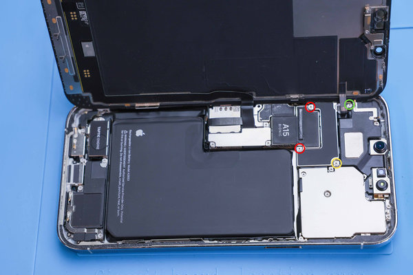 Demontage der Abdeckung des Frontsensor-Anschlusses