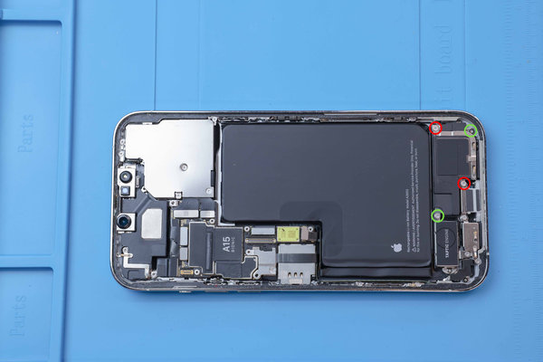 Lösen der Lautsprecher-Schrauben