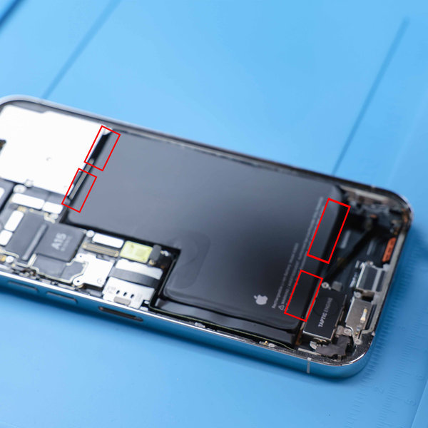 Auffinden der Zuglaschen des Klebers