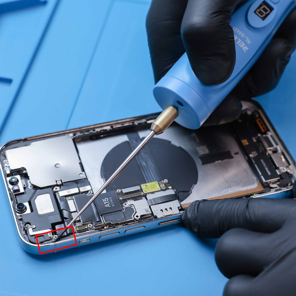 Entfernen des alten Klebers an den Rändern des iPhones