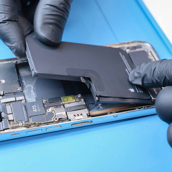 Einsetzen des neuen Akkus in sein Fach