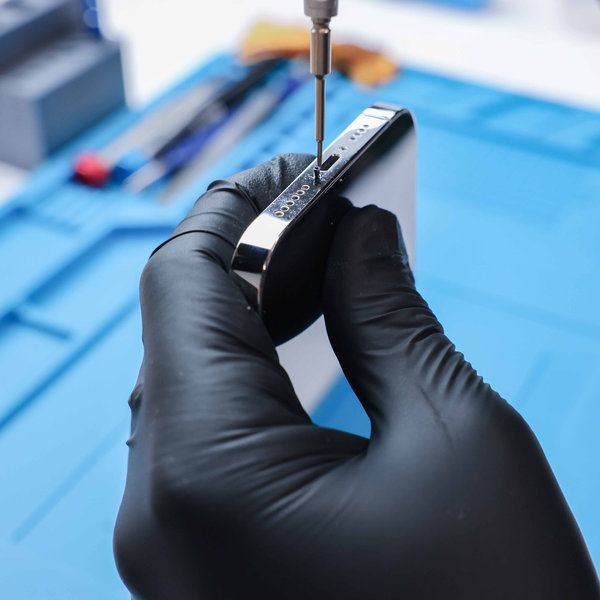 Lösen der unteren Pentalobe-Schrauben