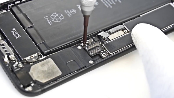 Lösen Sie die Schrauben, die Grundplatte und die Kamera