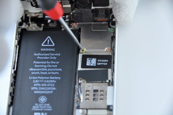 Entfernen der Schrauben der Metallhalterung