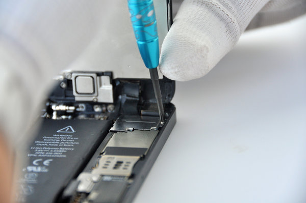 Entfernen Sie die Anschlüsse der LCD-Anzeigeeinheit, die Flexkabel der Frontkamera und den Hörer