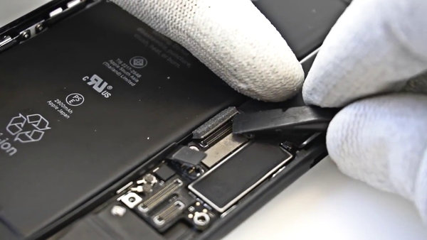 Trennen Sie die Flexkabel, die zur Hauptplatine führen