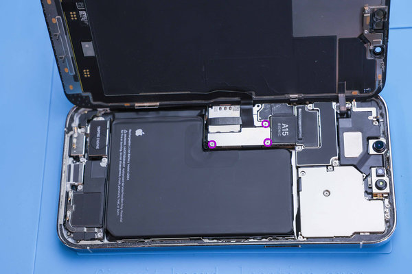 Entfernen der Abdeckung des Akkuanschlusses