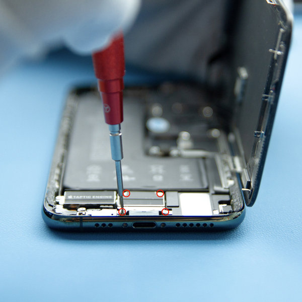 Entfernen Sie die untere Abdeckung des Batteriesteckers