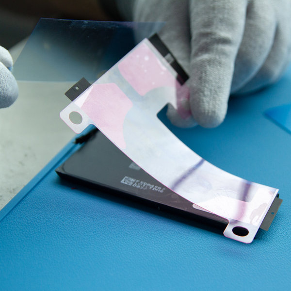 Anbringen von neuem Klebeband an der neuen Batterie