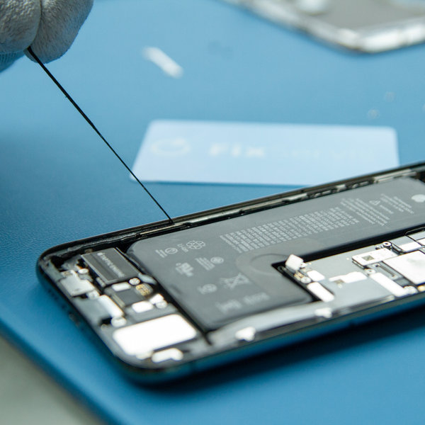 Entfernen Sie den alten Kleber rund um die Ränder des iPhones