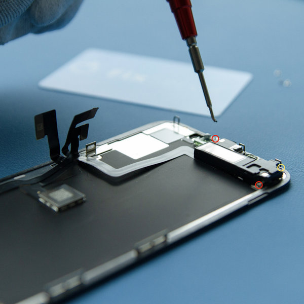 Schrauben Sie die Frontbaugruppe ab