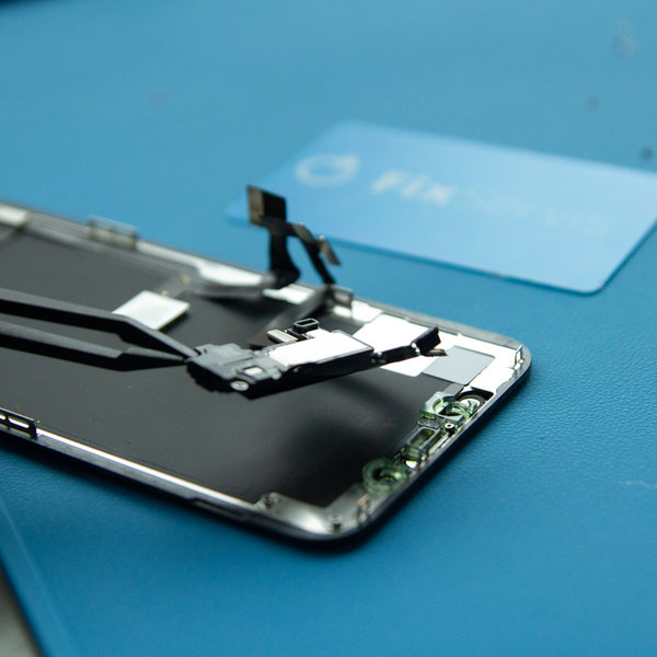 Entfernen Sie die Lautsprecher- und Frontsensorbaugruppe