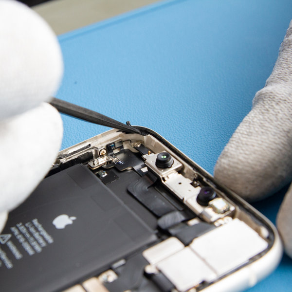 Entfernen Sie den alten Kleber rund um die Ränder des iPhones