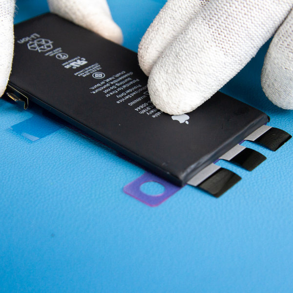 Bringen Sie neues Klebeband an der neuen Batterie an