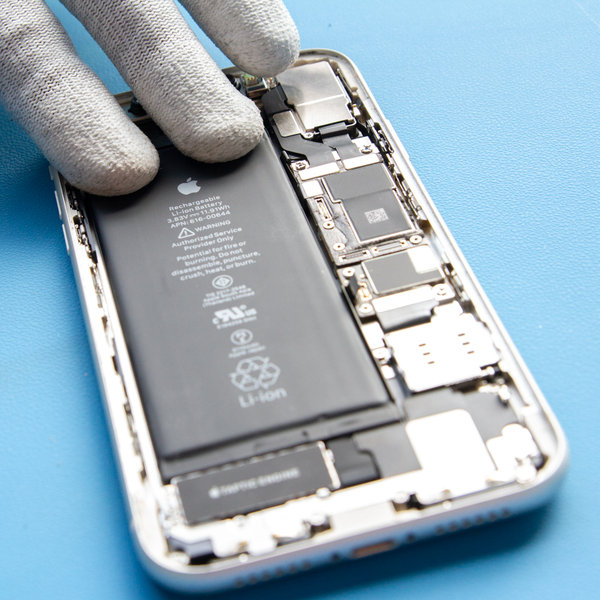 Setzen Sie eine neue Batterie in das iPhone ein