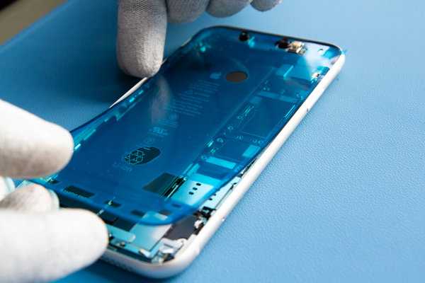 Bringen Sie neuen Kleber rund um die Ränder des iPhones an