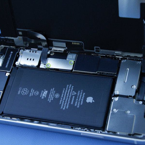 Entfernen des Batteriesteckers und der Display-Abdeckung