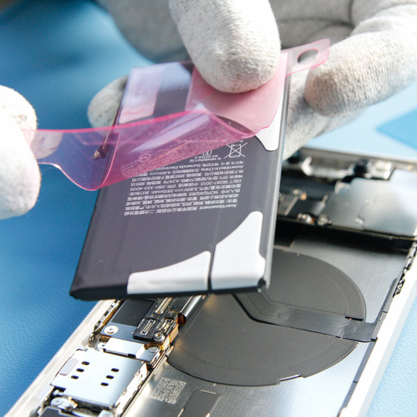 Bringe neues Klebeband auf der neuen Batterie an