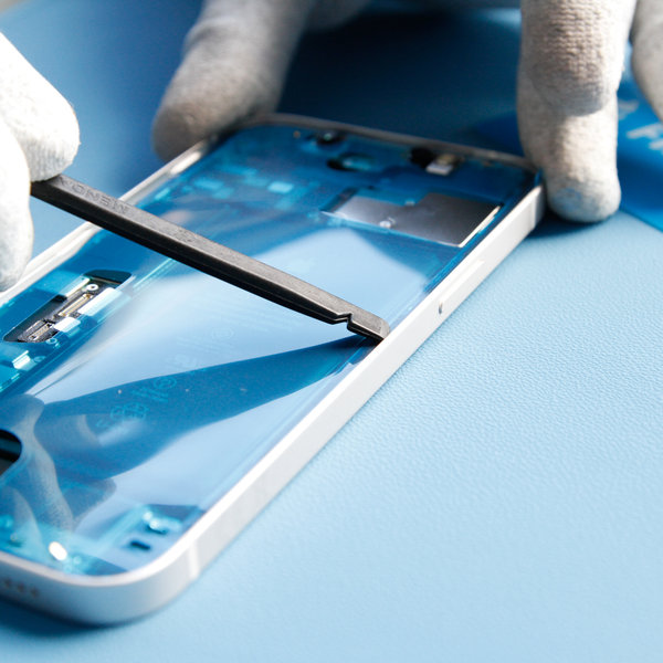 Bringe neuen Kleber entlang der Kanten des iPhones an