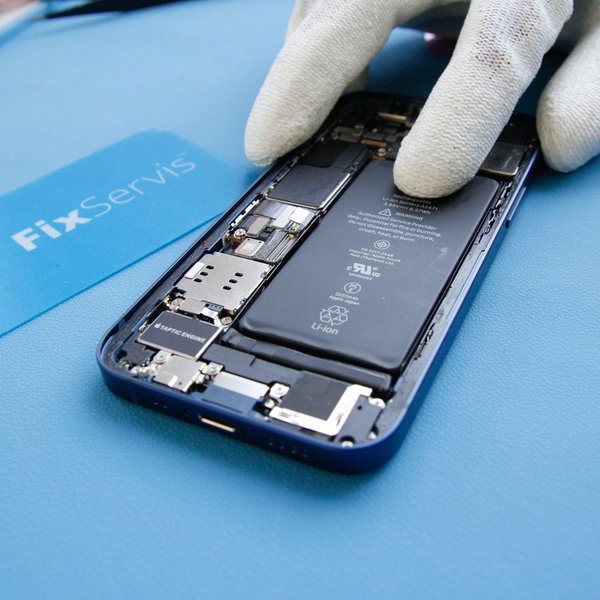Setze eine neue Batterie in das iPhone ein