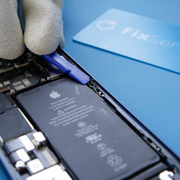 Ziehe den alten Kleber entlang der Kanten des iPhones ab