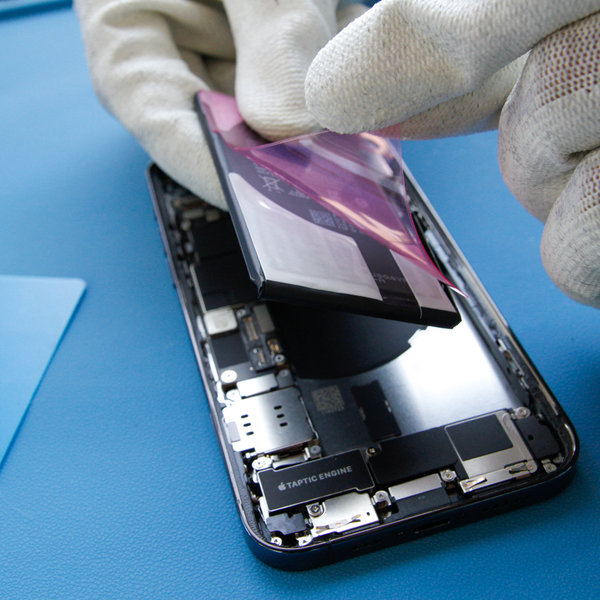 Bringe neues Klebeband auf der neuen Batterie an