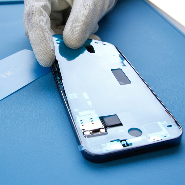 Bringe neuen Kleber entlang der Kanten des iPhones an