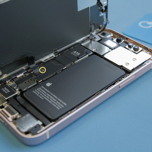 Entfernen der Abdeckung des Akku- und Displayanschlusses