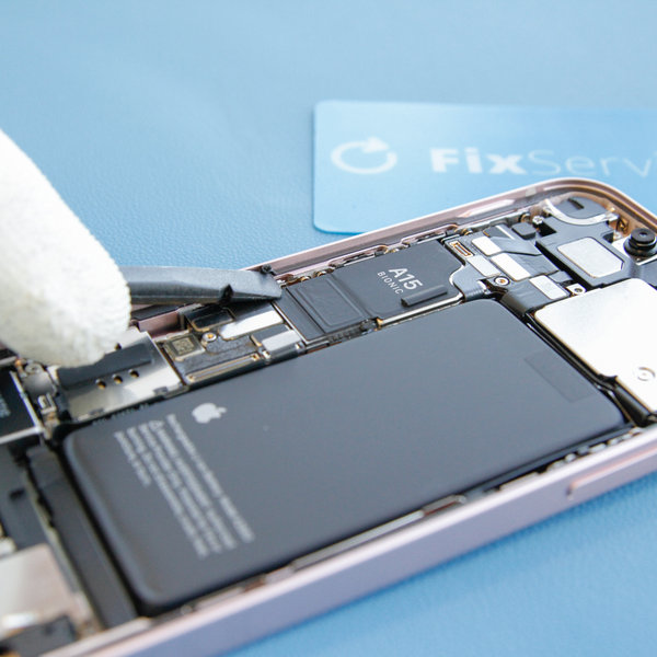 Entferne den alten Kleber entlang der Kanten des iPhones