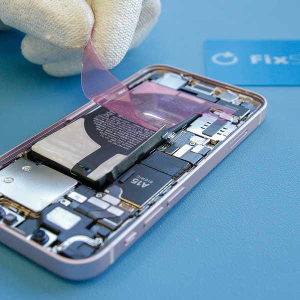 Neue Klebestreifen auf den neuen Akku aufbringen