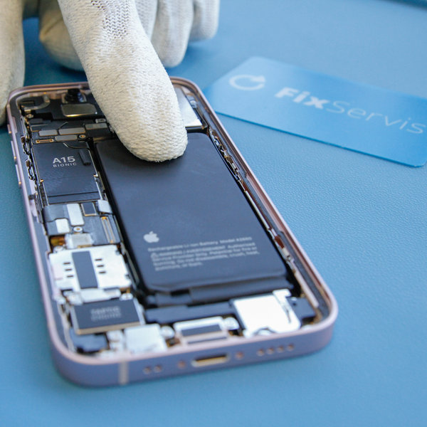 Neuen Akku in das iPhone einsetzen