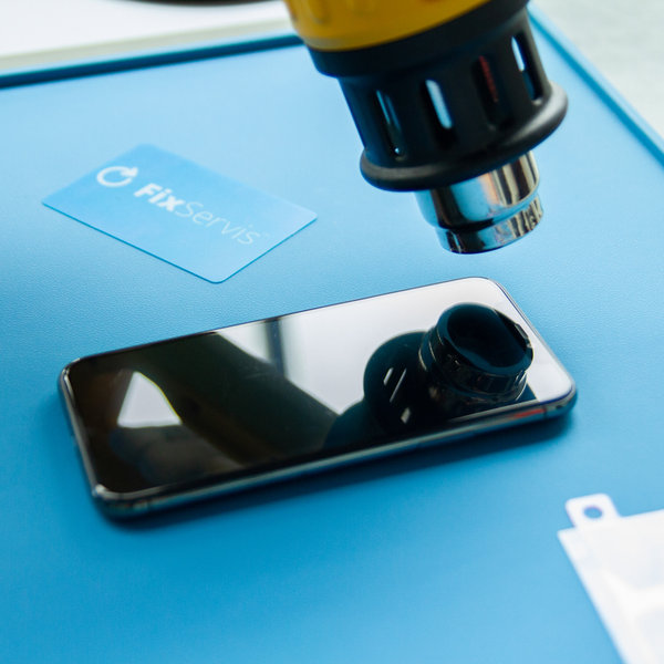 Alle Risse sollten mit Klebeband abgedeckt werden